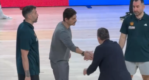 Έφτασε ο Γιαννακόπουλος στο «Palau» - Χαιρέτησε όλη την αποστολή του Παναθηναϊκού (video)