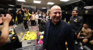 Ο άνθρωπος δίπλα στον Νίκολιτς που δεν πήρε χαμπάρι κανείς