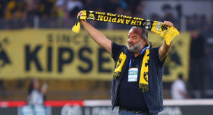 Ο Ηλιόπουλος και το κασκόλ «Champions» (photos)