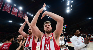 Βεζένκοφ: «Τα βραβεία ξεχνιούνται, μένουν πίσω. Τώρα πάμε για τα σημαντικά...»