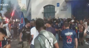 Καπνογόνα και συνθήματα από τους οπαδούς της Παρί πριν τον τελικό του Champions League (video)