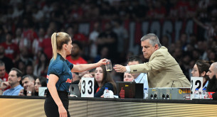 Ένα πλαστικό ποτήρι βρέθηκε στον αγωνιστικό χώρο - Ο Βεζένκοφ το μάζεψε, η Τσαρούχα το πήγε στη γραμματεία (video)
