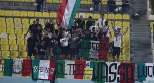 Ιταλοί ultras πήγαν στο Παγκρήτιο, πέταξαν στρώματα θαλάσσης στους παίκτες κι έφυγαν! (photos)