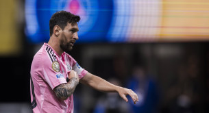 Χάος στο Πουέρτο Ρίκο με τον Μέσι - Οπαδοί μπήκαν στον αγωνιστικό χώρο και τον έριξαν κάτω (video)