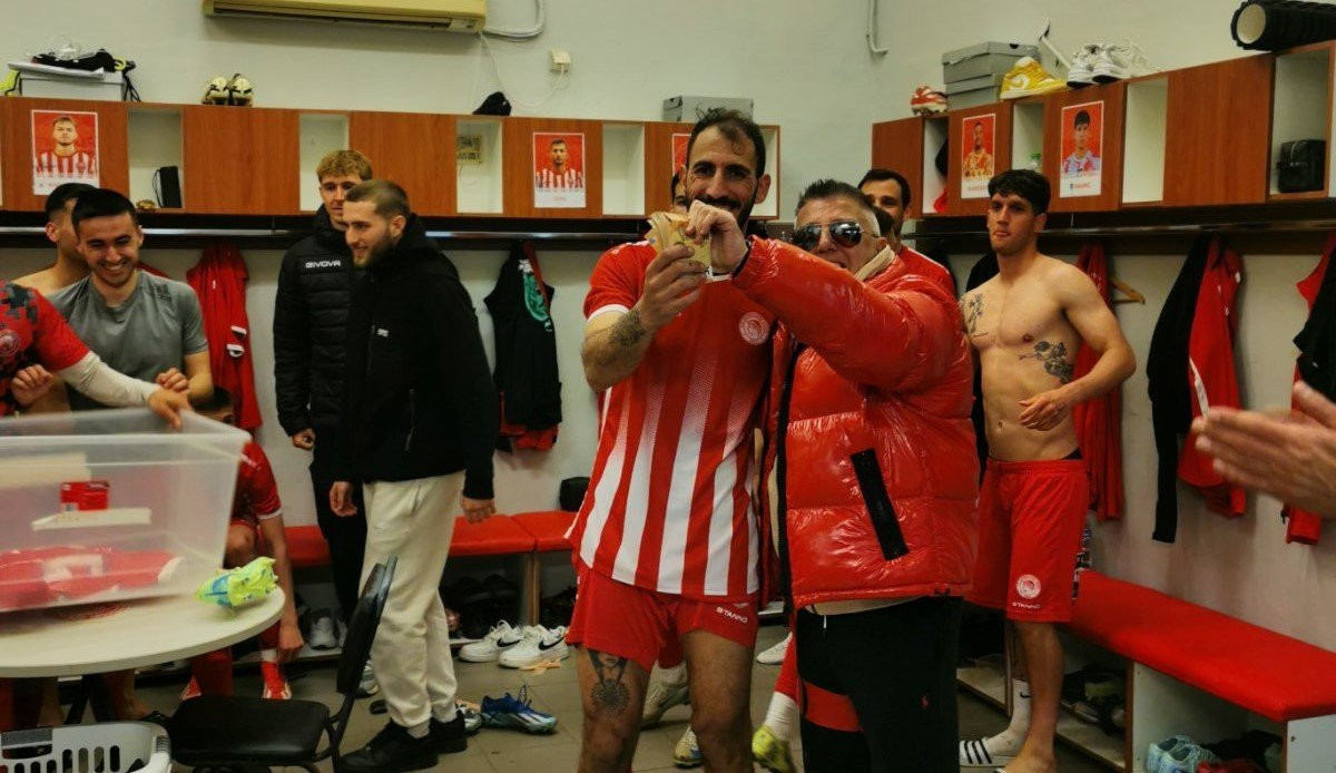 «Φορτωμένος» πρόεδρος στα αποδυτήρια μοίρασε πριμ με «πράσινα» και αποθεώθηκε (pics+vid)