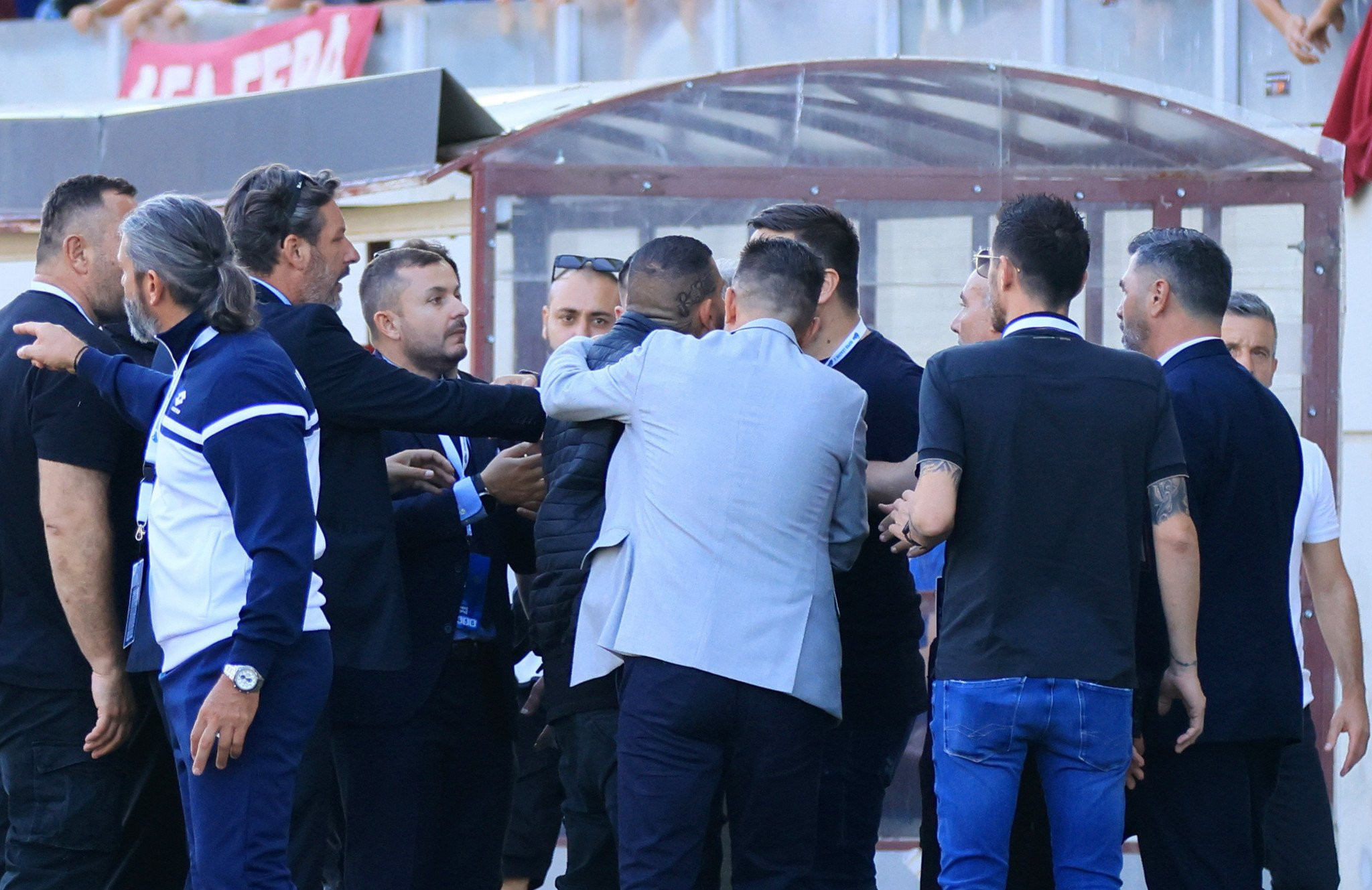 Χαμός στο ΑΕΛ - Ηρακλής και «πέσιμο» στην αποστολή! (vid)