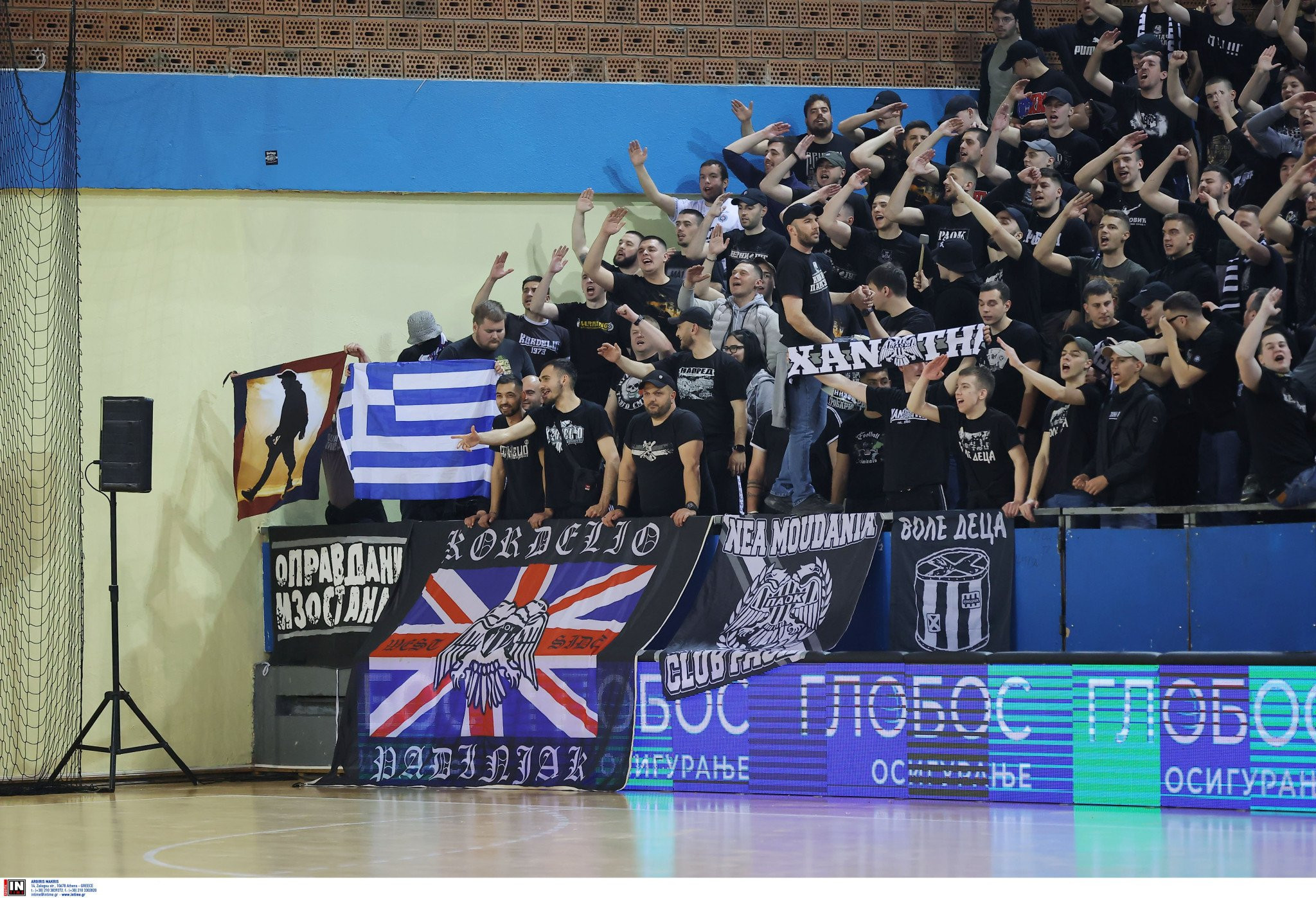 Οπαδοί του ΠΑΟΚ με πανό στα ελληνικά στο επεισοδιακό παιχνίδι του χάντμπολ