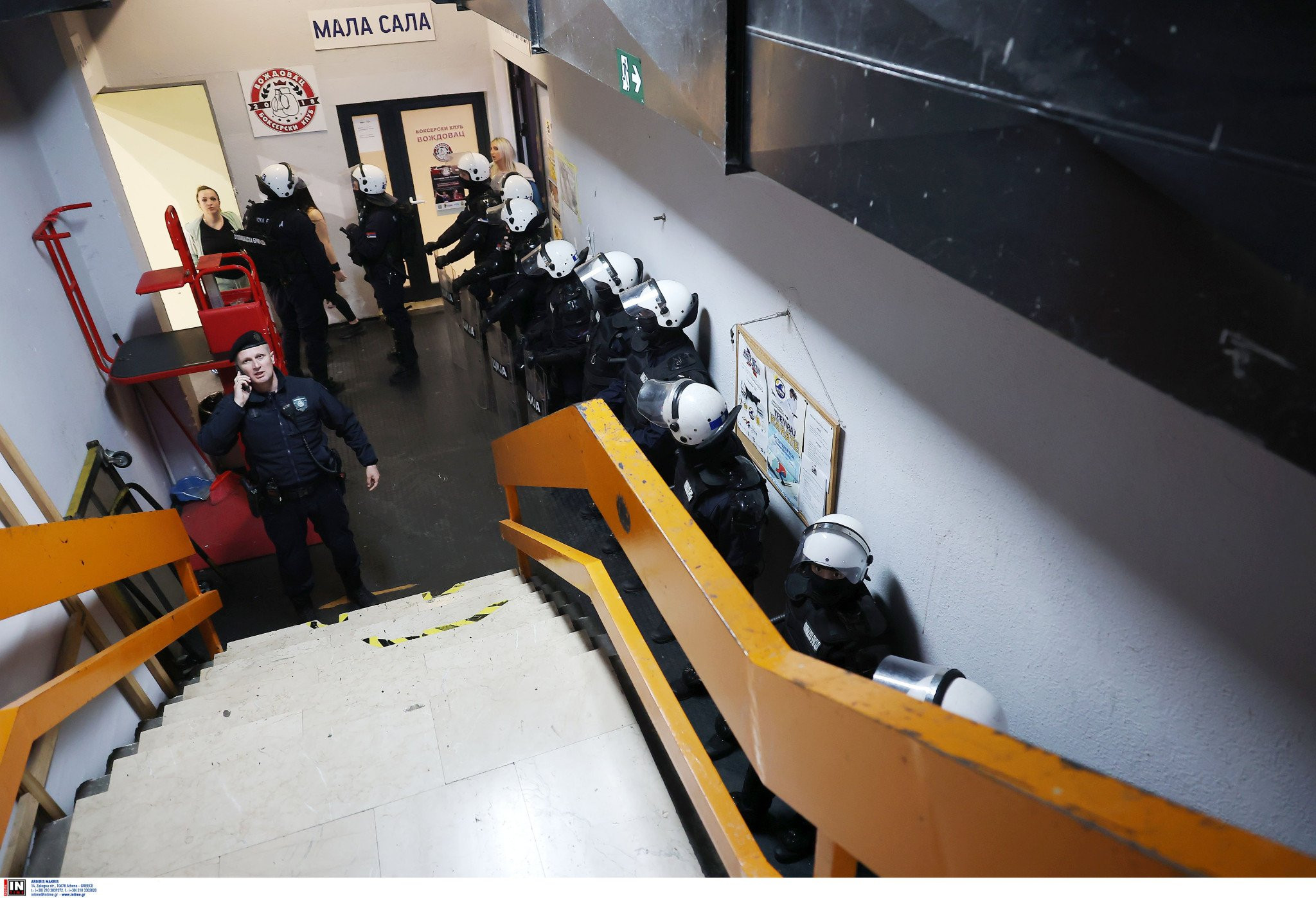 Θυμίζει εμπόλεμη ζώνη: Ανάμεσα σε αστυνομικούς οι παίκτες της ΑΕΚ περιμένουν αν θα παίξουν με την Παρτιζάν (pics)