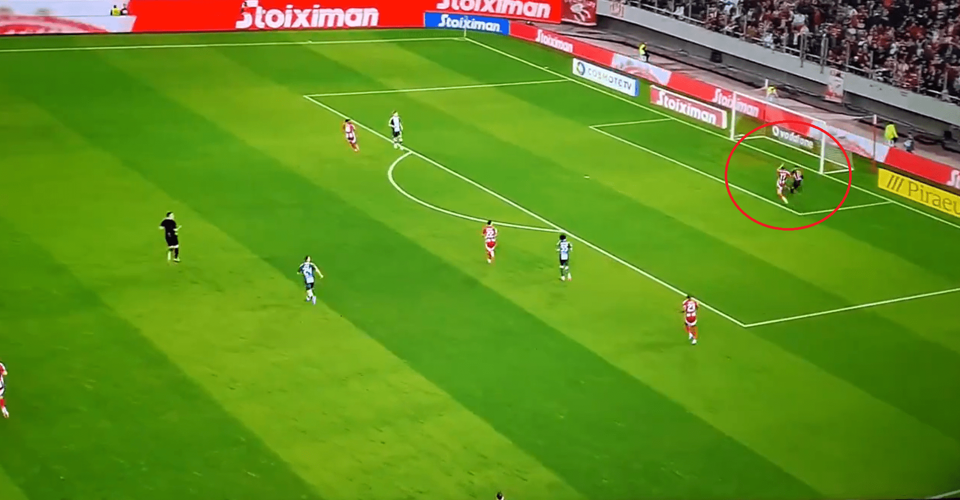 Απίθανη «γκάφα» Ντραγκόφσκι σε... δευτερόλεπτα στο Φάληρο - Τον παρηγορούσαν οι συμπαίκτες του (pics)