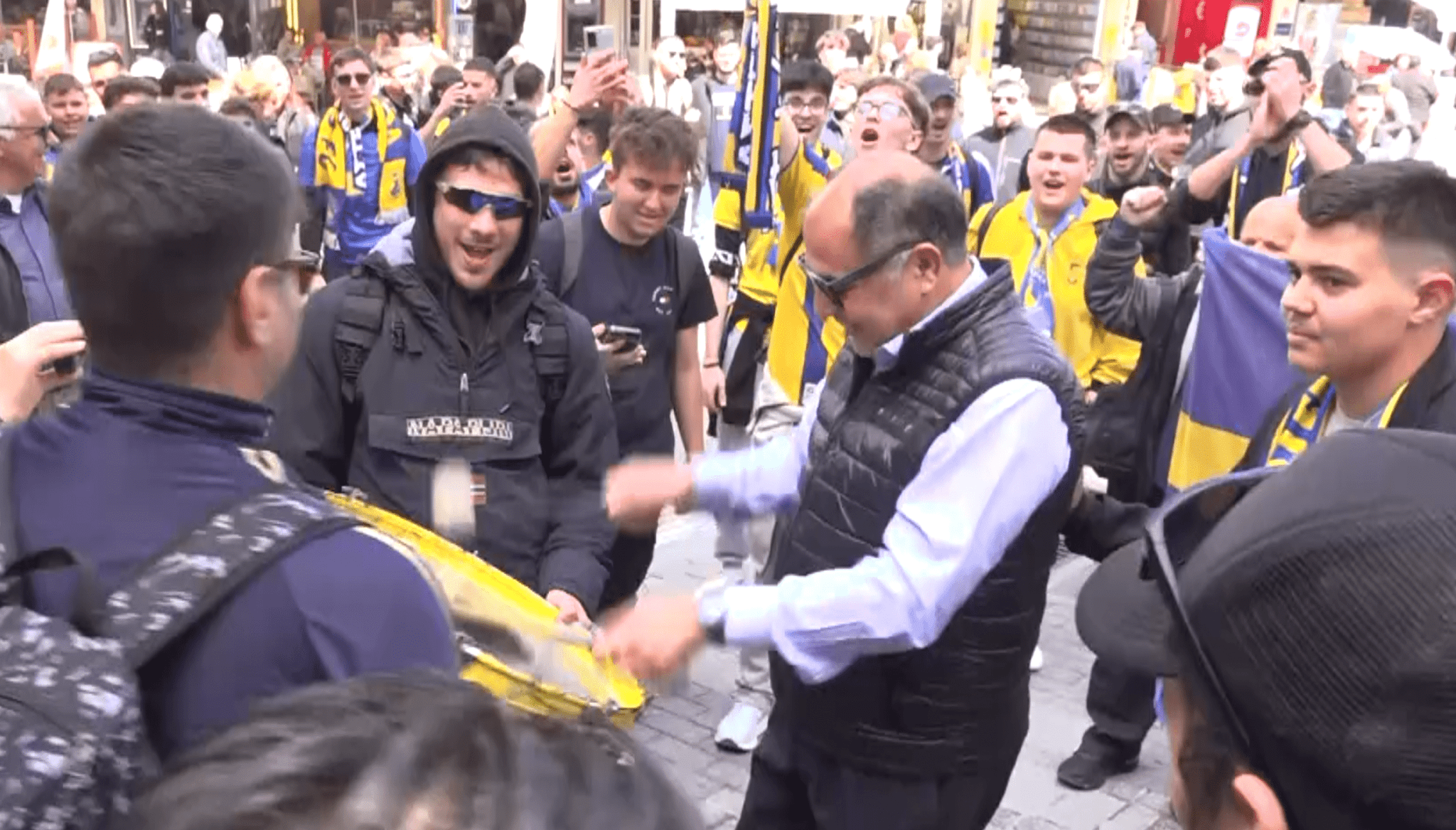 O Δημήτρης Μποροβήλος έγινε «ένα» με τον κόσμο, χτύπησε το τύμπανο και έδωσε ρυθμό στα συνθήματα (vids)