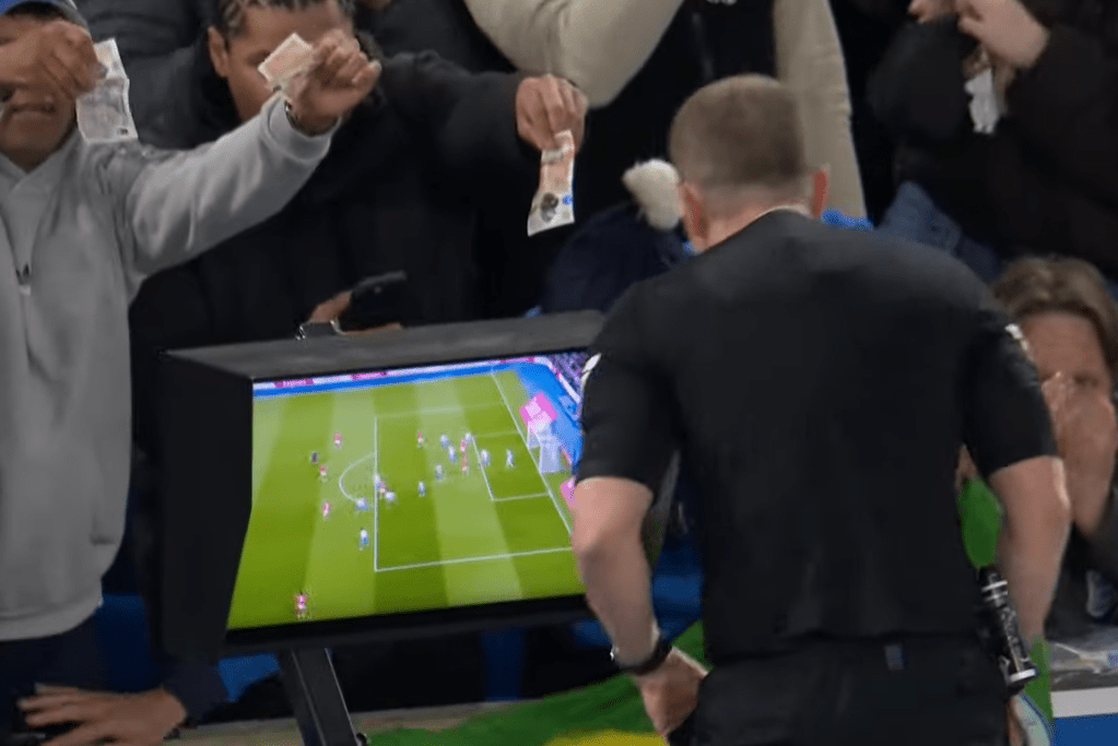 Απίθανο σκηνικό στο Μπράιτον - Νότιγχαμ με τους φίλους των γηπεδούχων να προσφέρουν... λεφτά στον διαιτητή που τσέκαρε την οθόνη του VAR