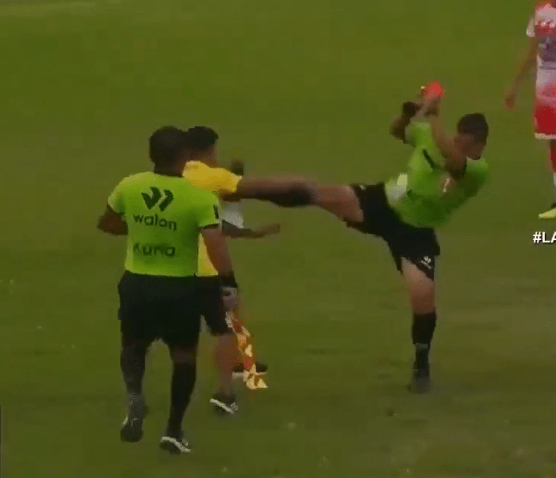 Διαιτητής στο Περού με πτυχίο... καράτε έβγαλε νοκ άουτ άτομο του προπονητικού τιμ ο οποίος του επιτέθηκε