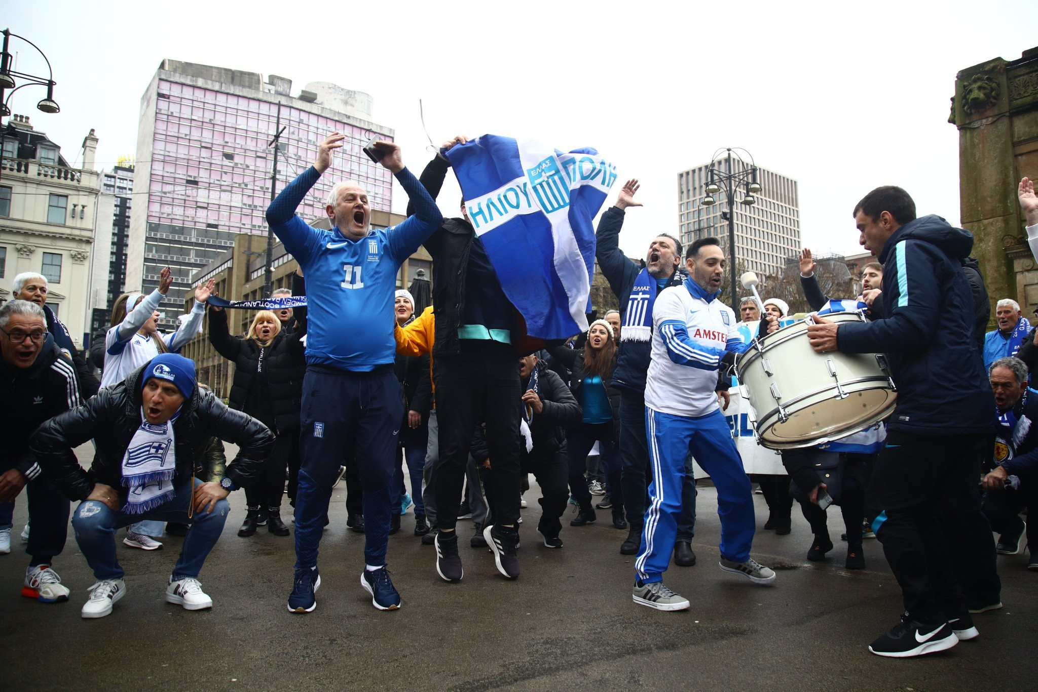 «Γαλανόλευκος» παλμός στη Γλασκώβη - Οι Έλληνες οπαδοί δίνουν ρυθμό πριν τη μεγάλη μάχη» (pics)