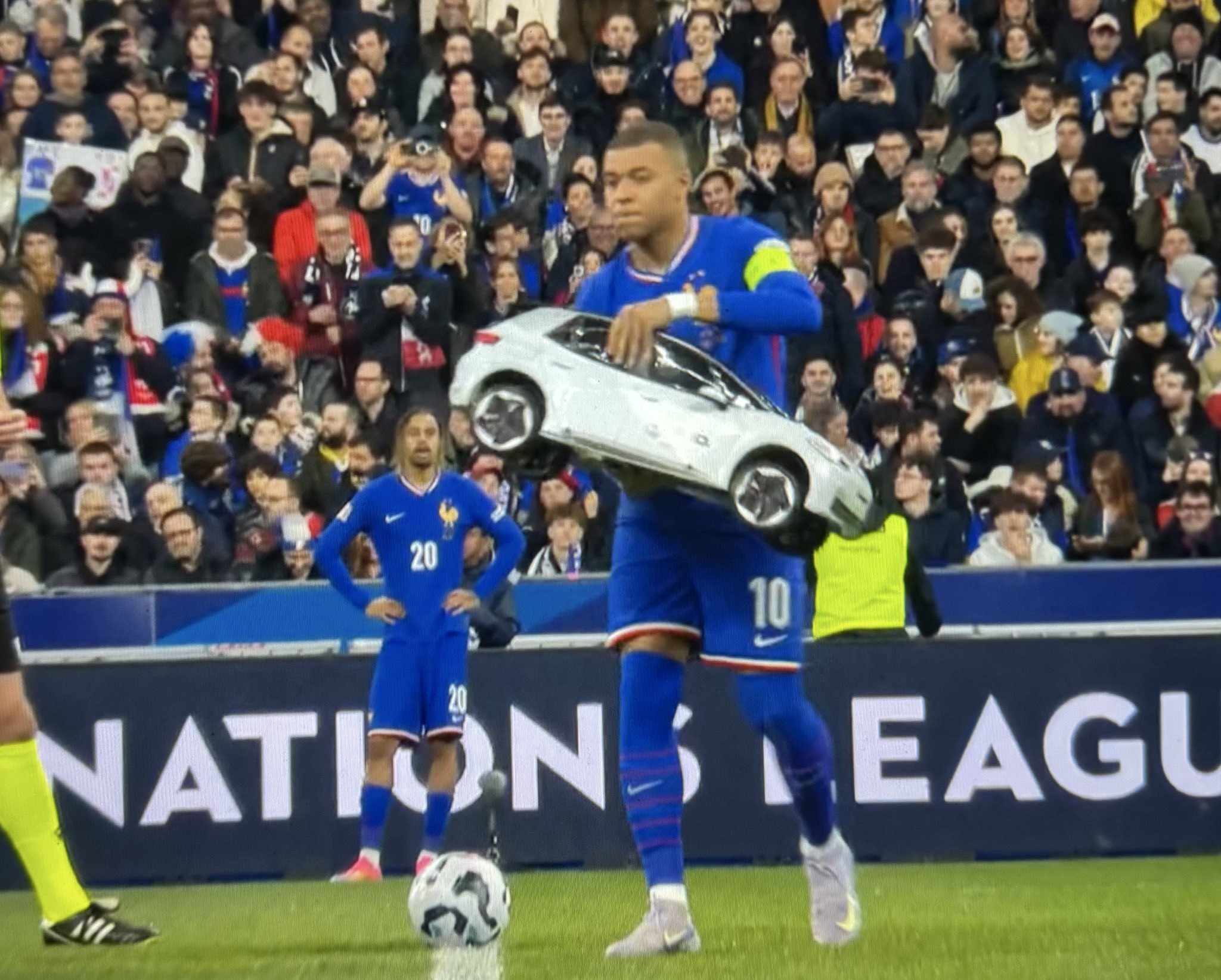 Το αυτοκινητάκι που έφερε την μπάλα στο γήπεδο χάλασε και ο Εμπαπέ ανέλαβε να το βγάλει έξω (vid)