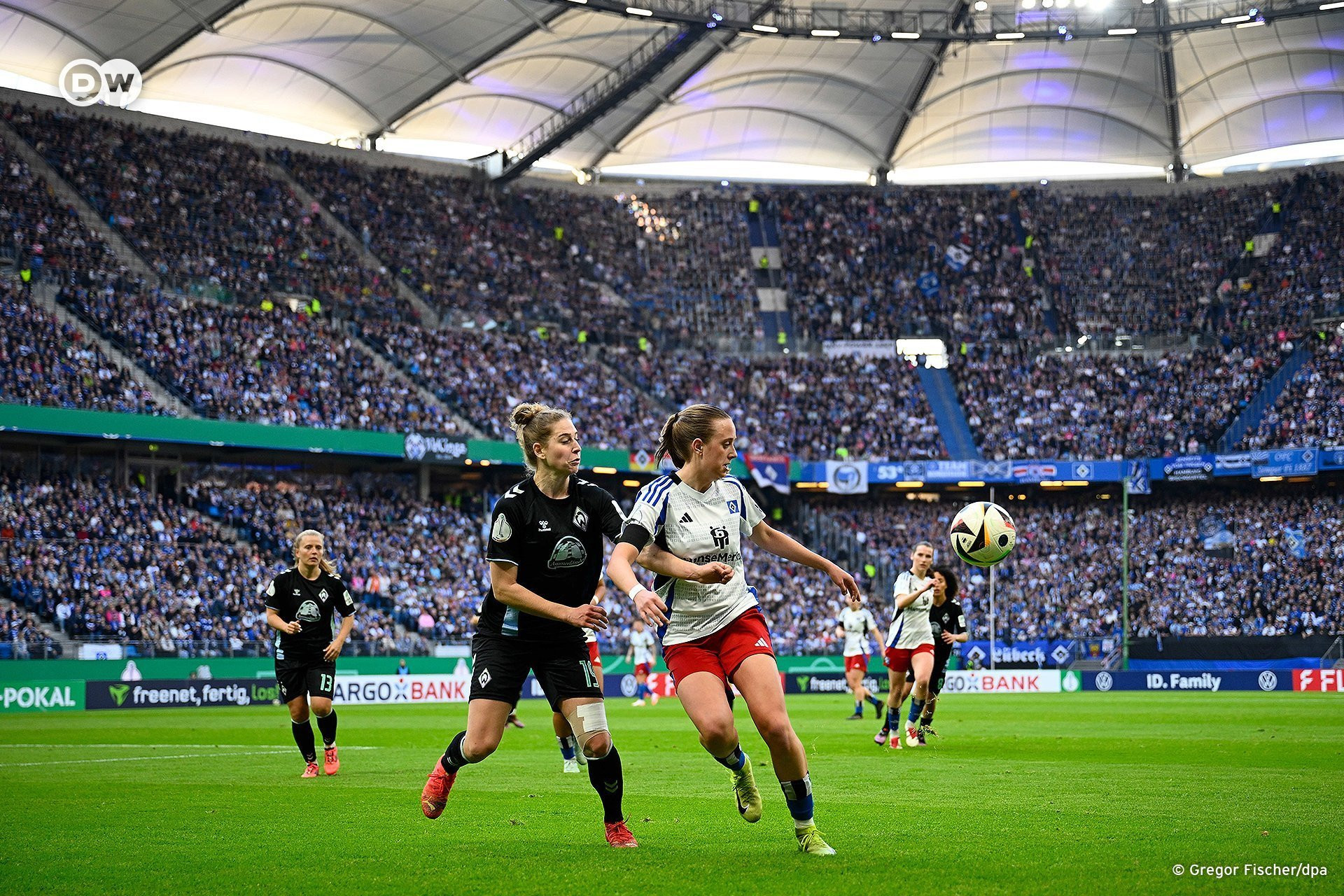 Ιστορικό ματς στο ποδόσφαιρο γυναικών στη Γερμανία! (vid)