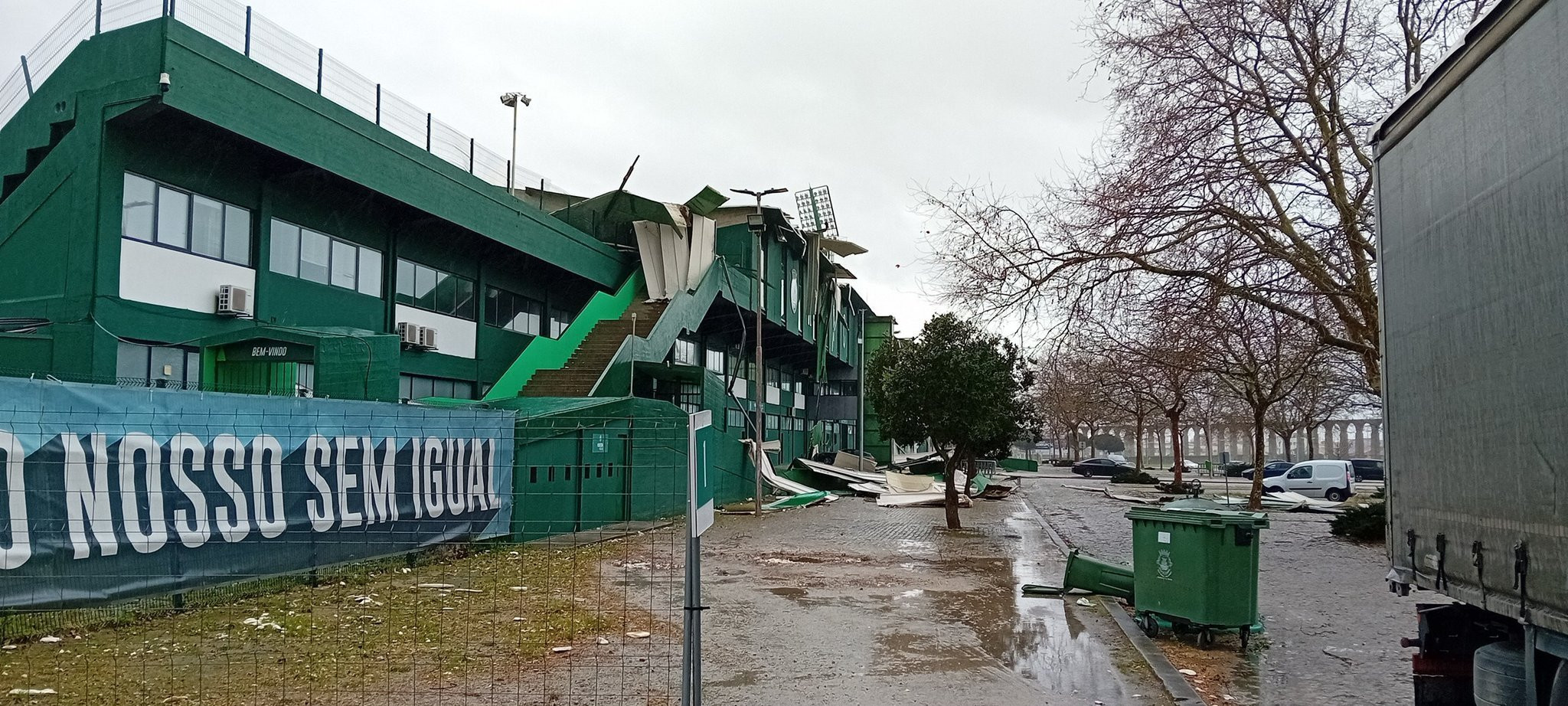 Σημαντικές καταστροφές στο γήπεδο της Ρίο Άβε από τους θυελλώδεις ανέμους