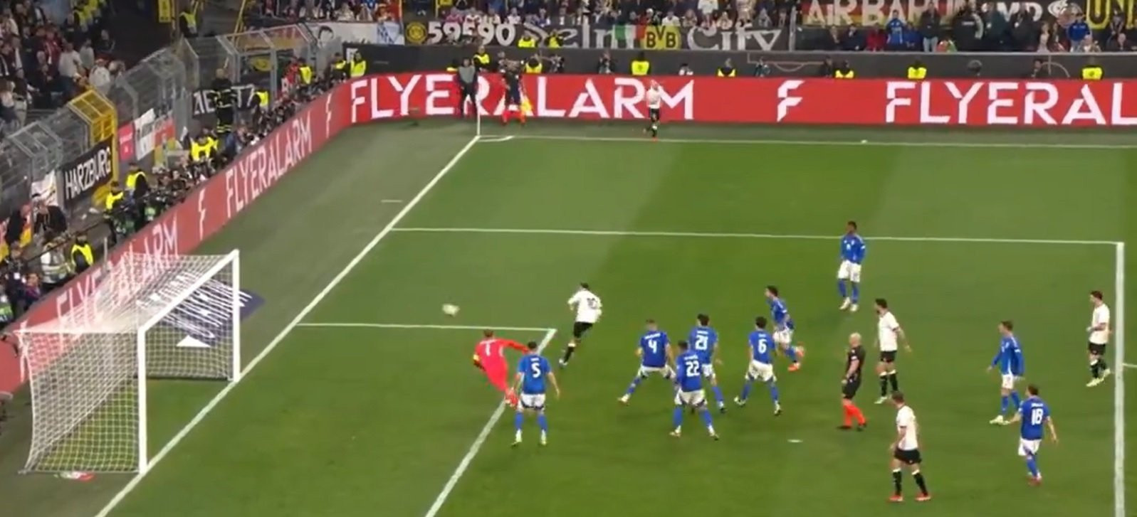 Οι Ιταλοί πιάστηκαν στον ύπνο και η Γερμανία σκόραρε από κόρνερ σε… κενή εστία! (vid)