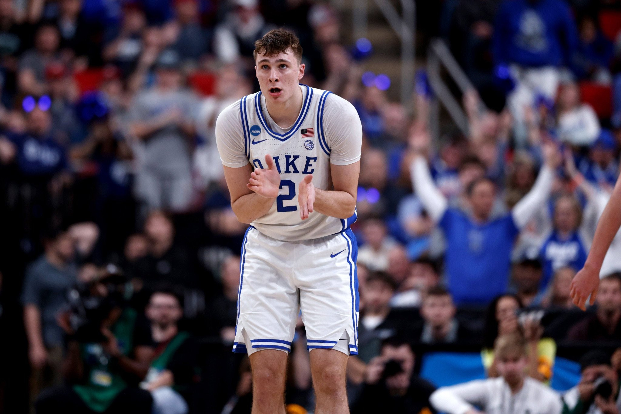 Ο Κούπερ Φλαγκ έρχεται για να κατακτήσει το μπάσκετ! (vid)