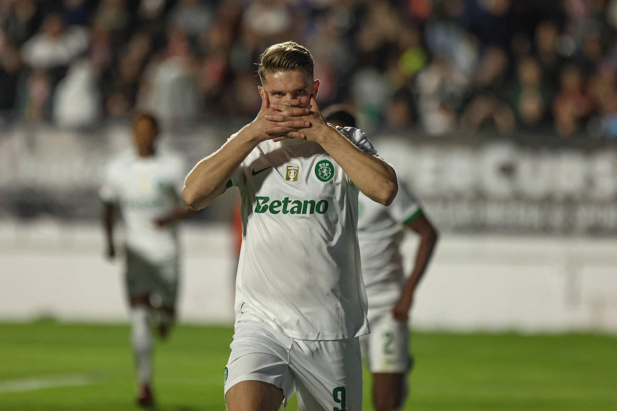 «Η Άρσεναλ προηγείται της Γιουνάιτεντ στη κούρσα για την απόκτηση του Γκιόκερες» σύμφωνα με την A Βola