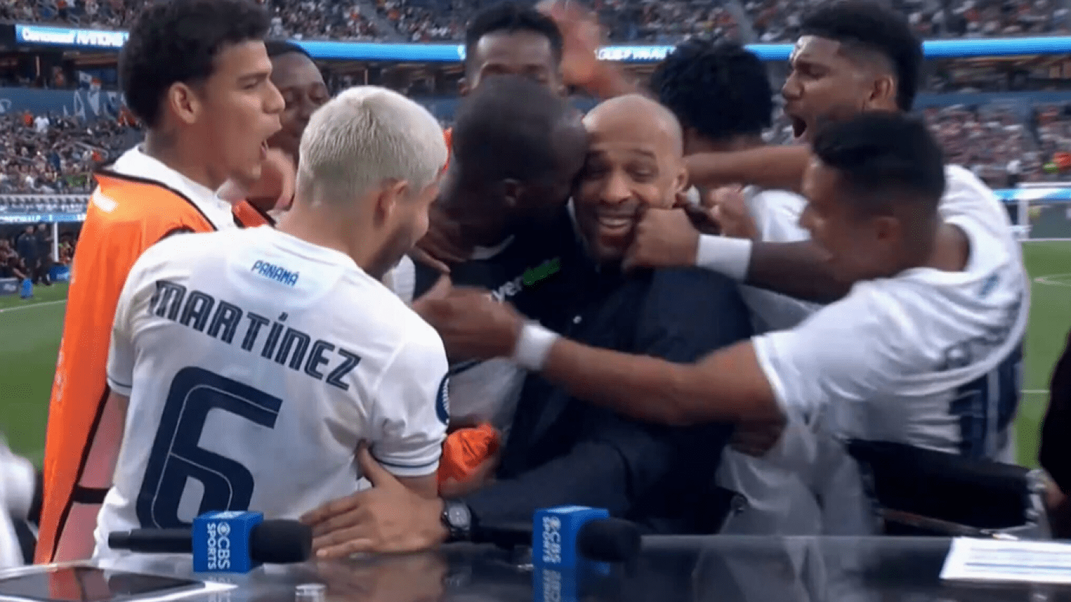 Ο πιο viral και περίεργος πανηγυρισμός της χρονιάς - Παίκτες ανέβηκαν στο stage και αγκάλιασαν τον Ανρί