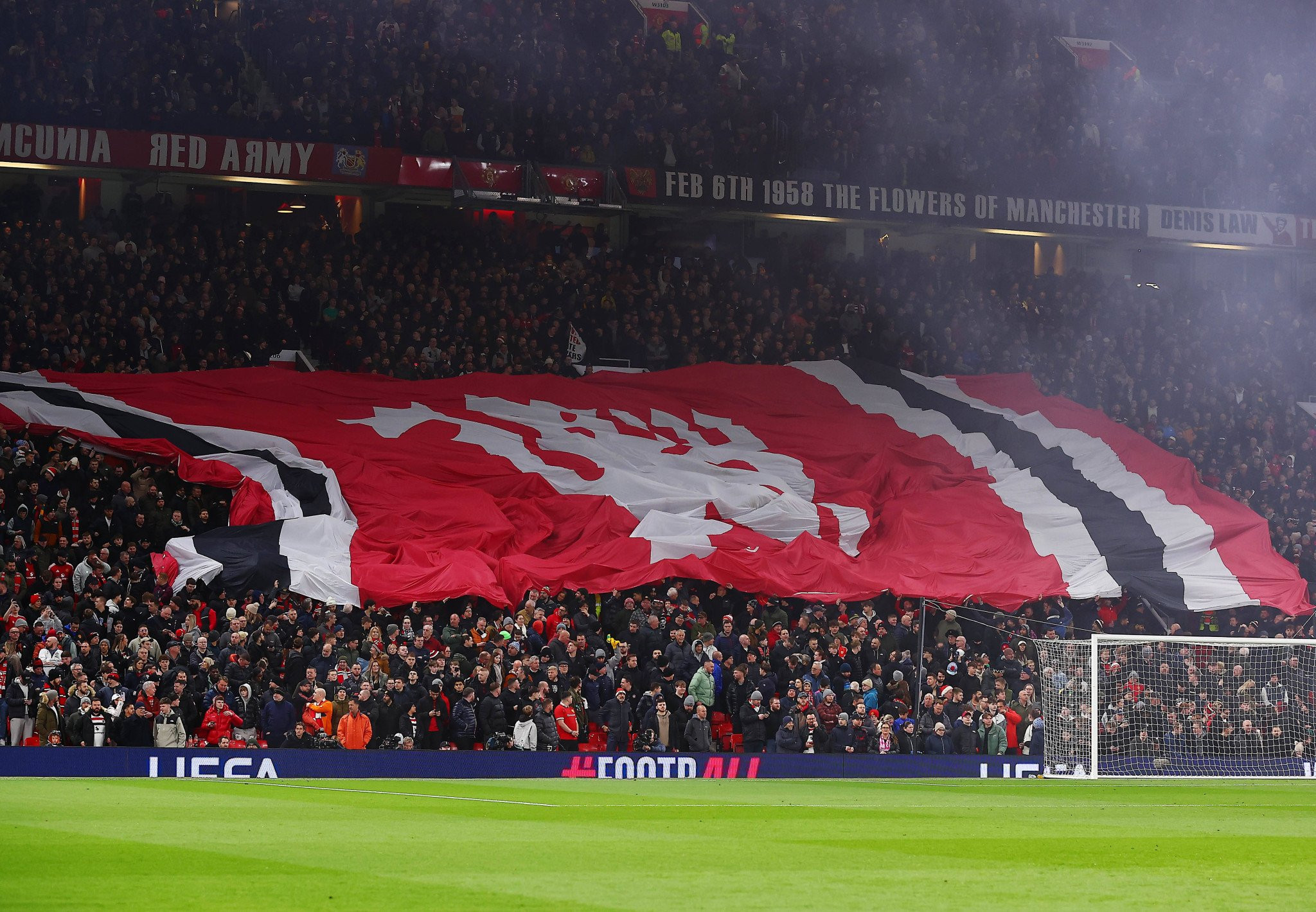 Αυτό είναι το γήπεδο στο οποίο θα αγωνίζεται η Γιουνάιτεντ μέχρι την κατασκευή του καινούριου