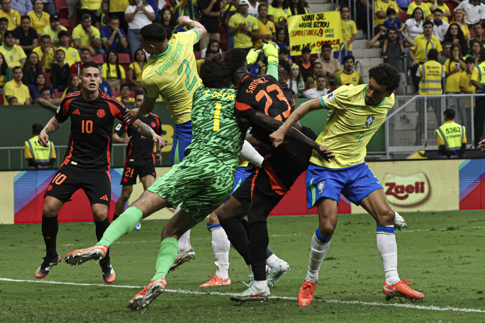 Συναγερμός για Άλισον - Αποχώρησε με χτύπημα στο κεφάλι