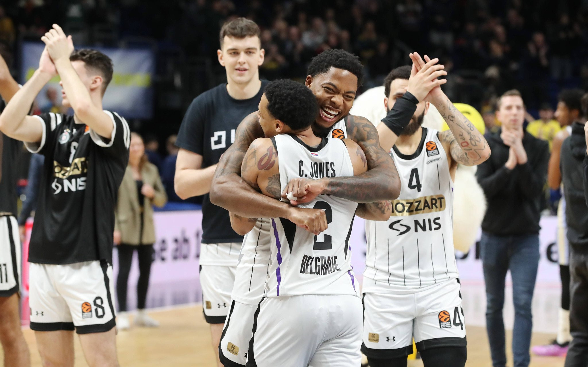 Η «οικογένεια» Τζόουνς συνεργάστηκε και κατέκτησε το Νο.1 των highlights της Euroleague