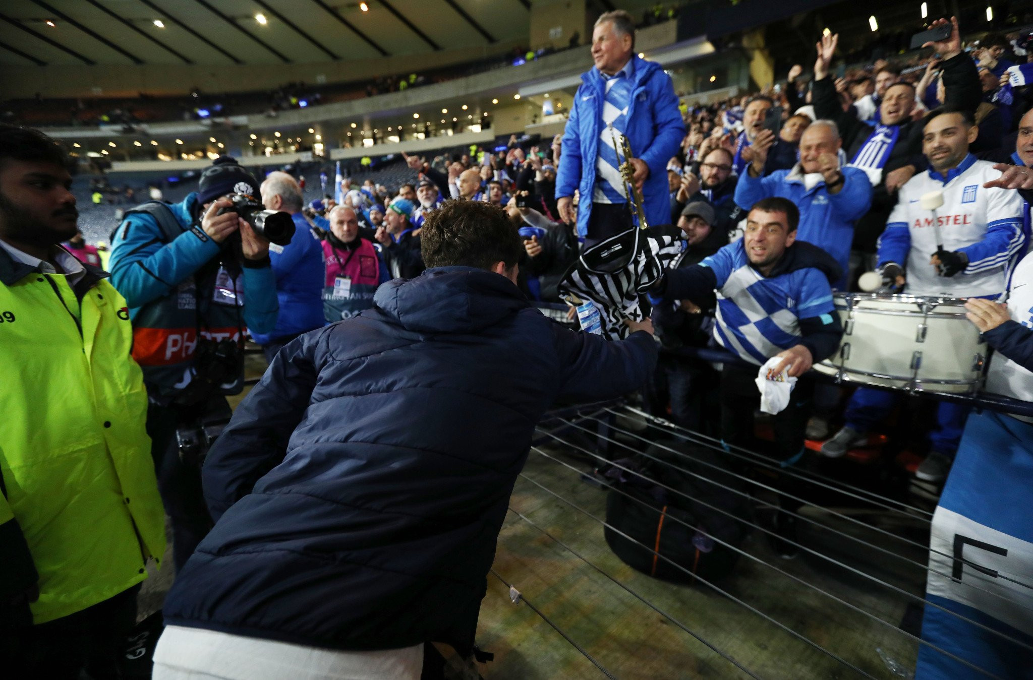 Η στιγμή που ο Καρέτσας παίρνει τη φανέλα του ΠΑΟΚ για να πανηγυρίσει (pics)