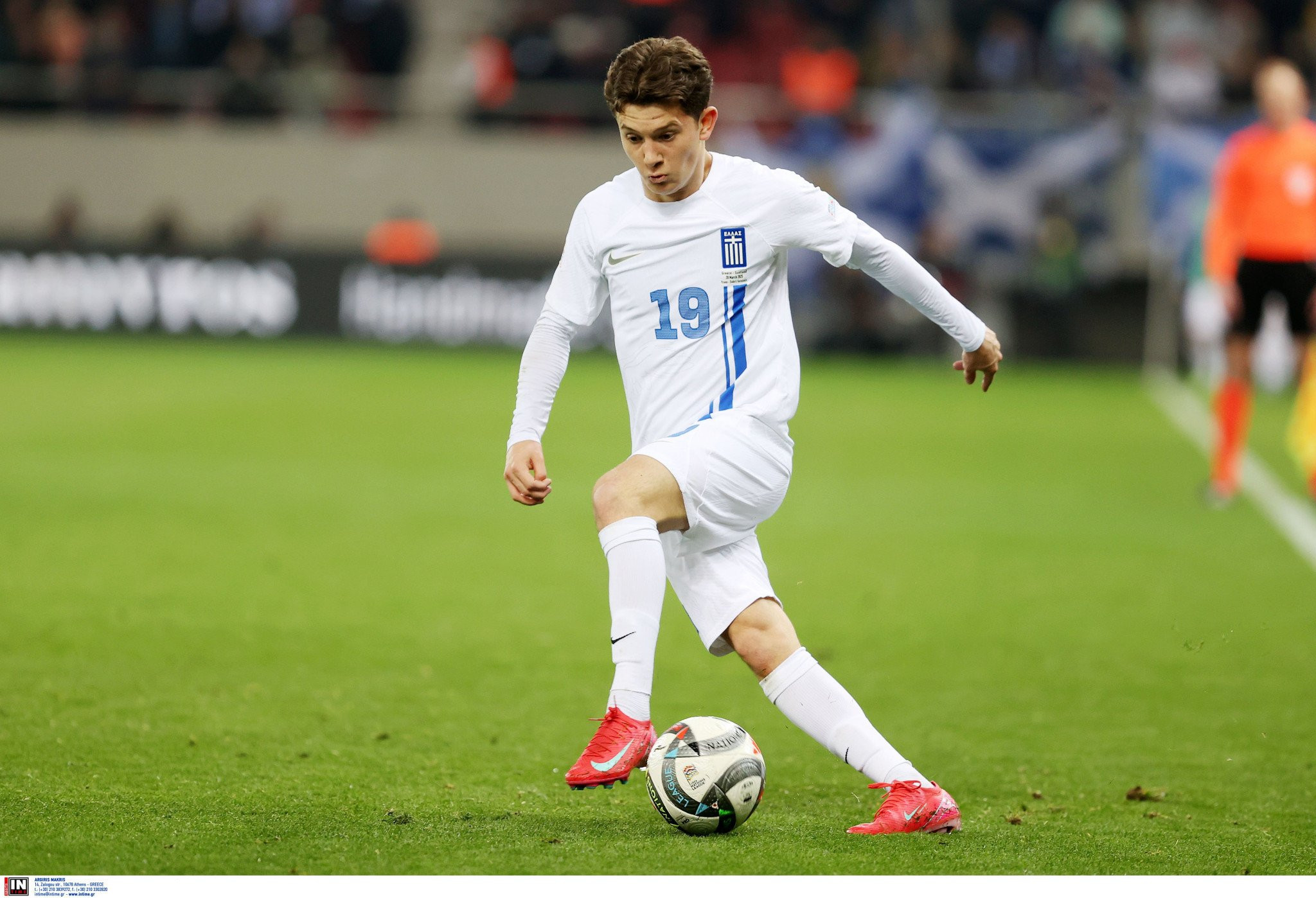 Το «παράτα ό,τι κάνεις κι έλα να δεις την Εθνική» είναι η πρώτη νίκη αυτής της παρέας