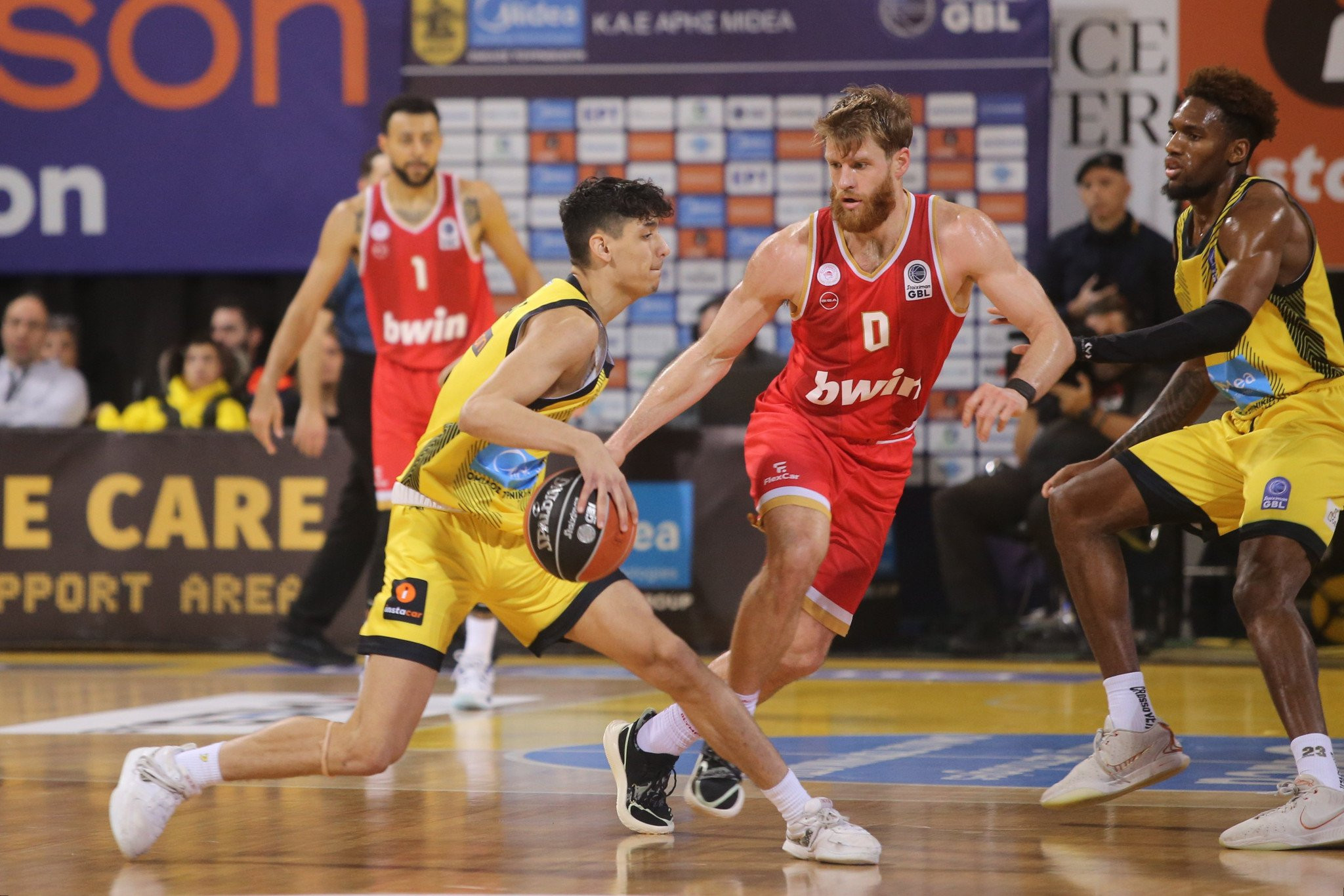 Πρώτο επαγγελματικό συμβόλαιο για τον Καζαμία με τον Άρη!