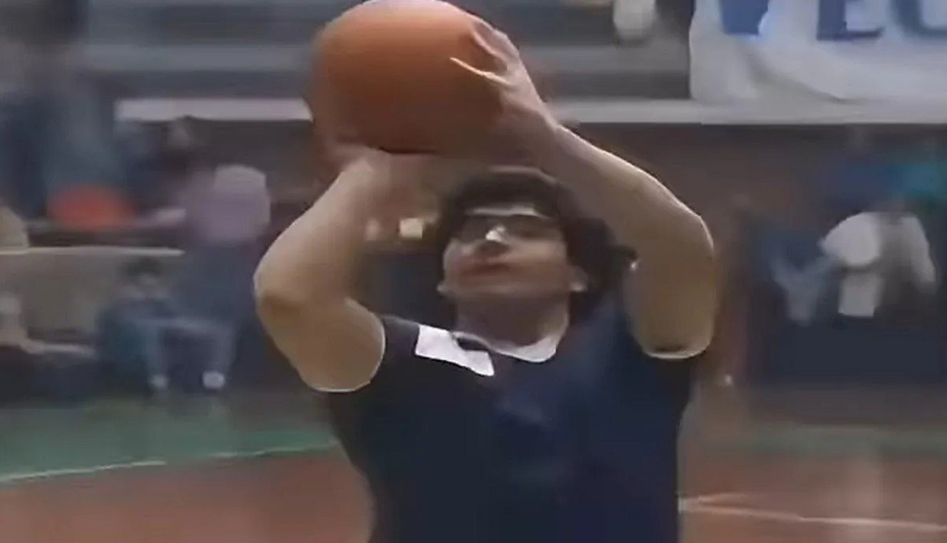 Κι όμως, ο Μαραντόνα... ζωγράφιζε και στο μπάσκετ! (vid)