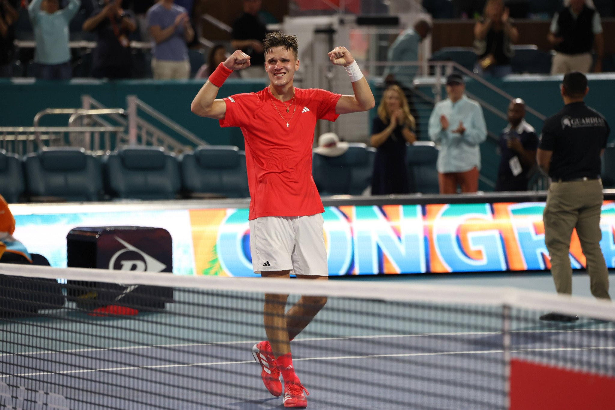 Η απίστευτη ιστορία του 19χρονου Μένσικ: Δεν μπορούσε να περπατήσει, ήταν έτοιμος να αποσυρθεί και τελικά κατέστρεψε το όνειρο του Τζόκοβιτς!