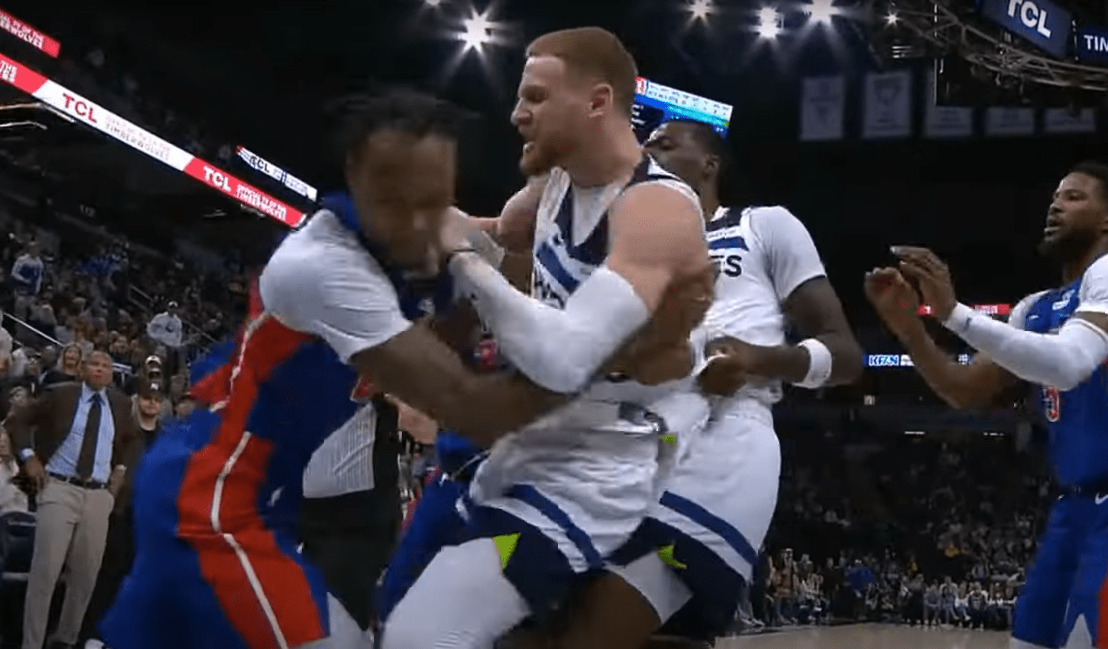 Χάος στη Μινεσότα: Απίστευτο ξύλο και 7 αποβολές στο Τίμπεργουλβς-Πίστονς