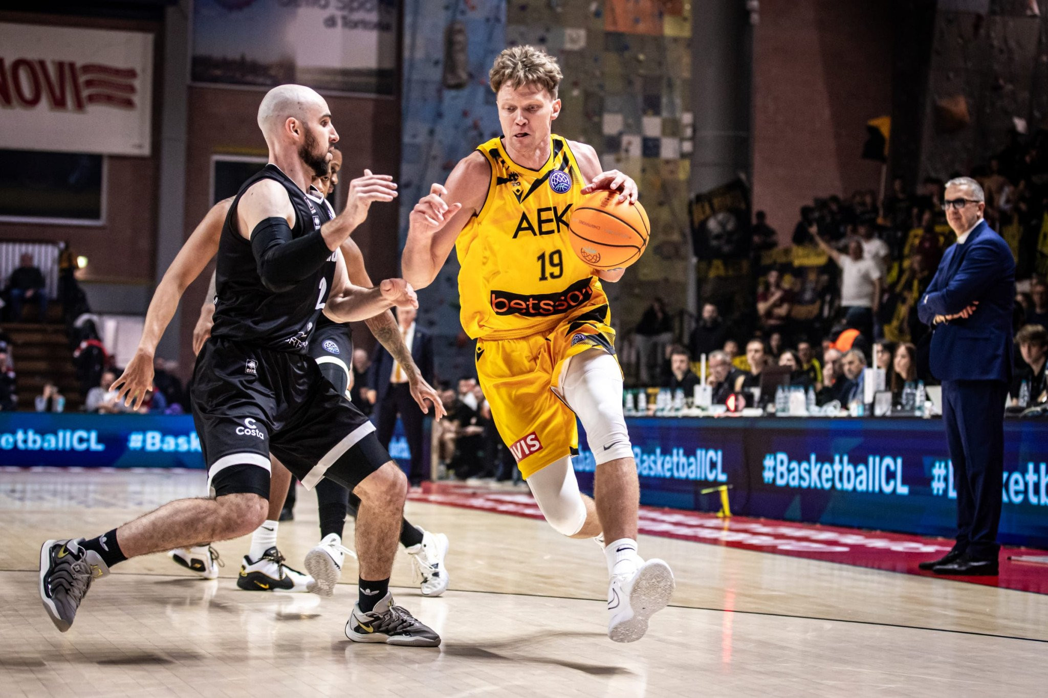 Γλυκιά... ήττα και πρωτιά για την ΑΕΚ