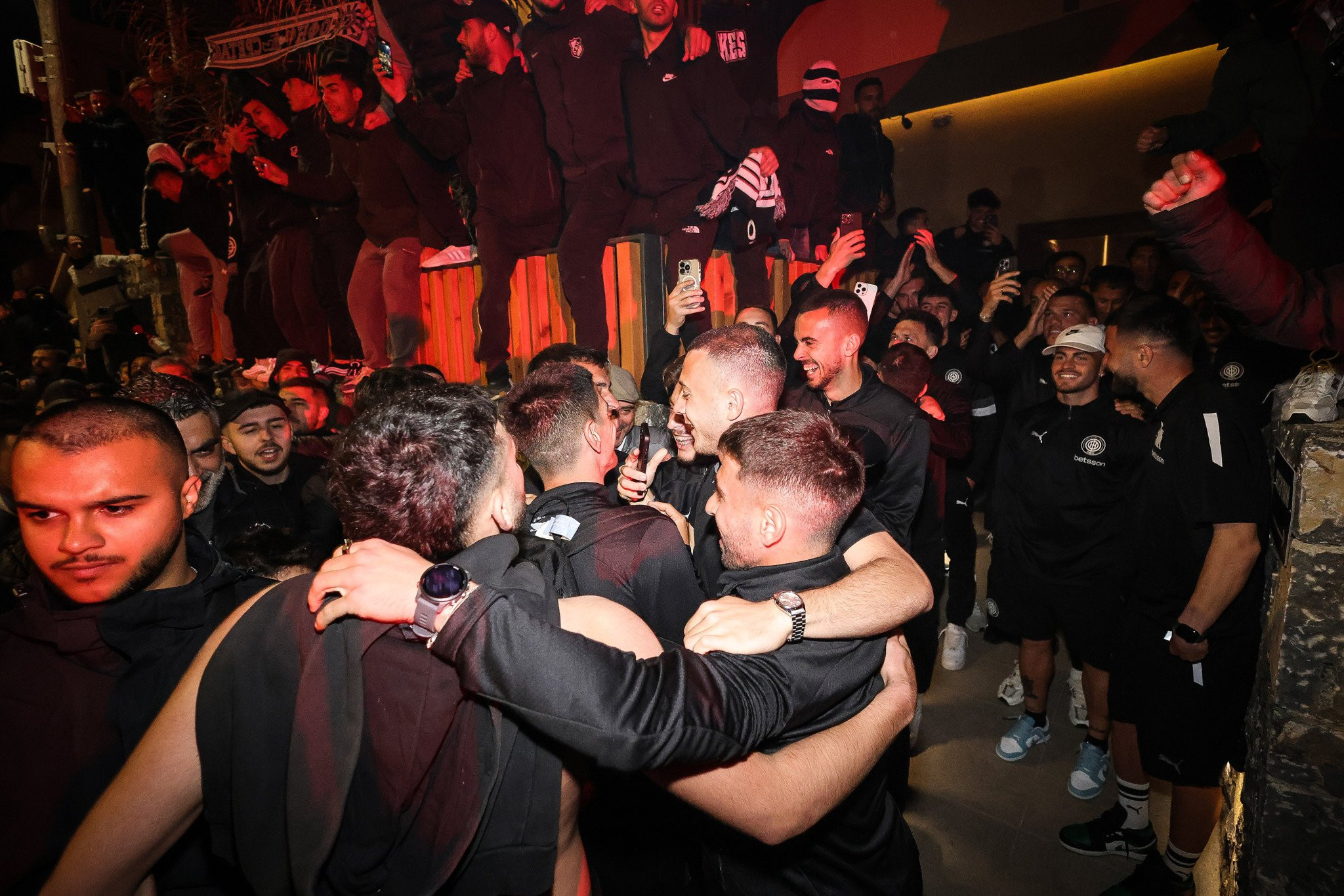 Πανζουρλισμός στο Ηράκλειο - Ο κόσμος του ΟΦΗ «ντόπαρε» τους παίκτες και ζήτησε τελικό  (vids & pics)