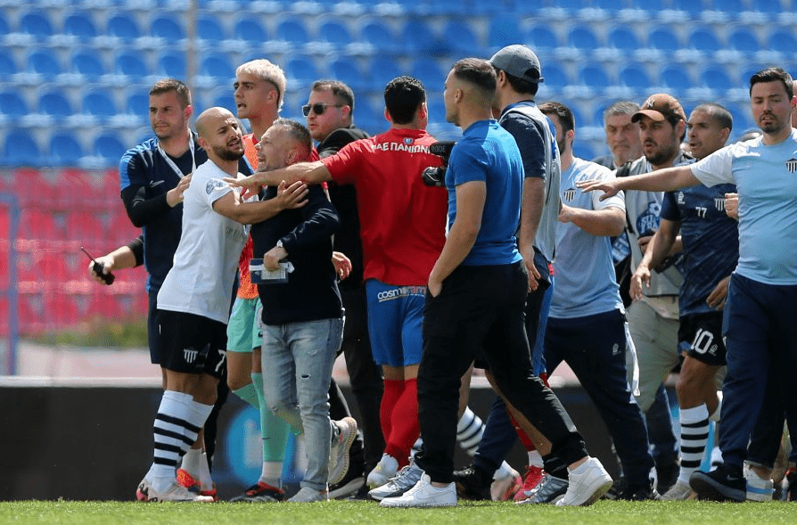 Ένταση στη Νέα Σμύρνη μεταξύ μελών Πανιωνίου και Καλαμάτας (pics, vid)