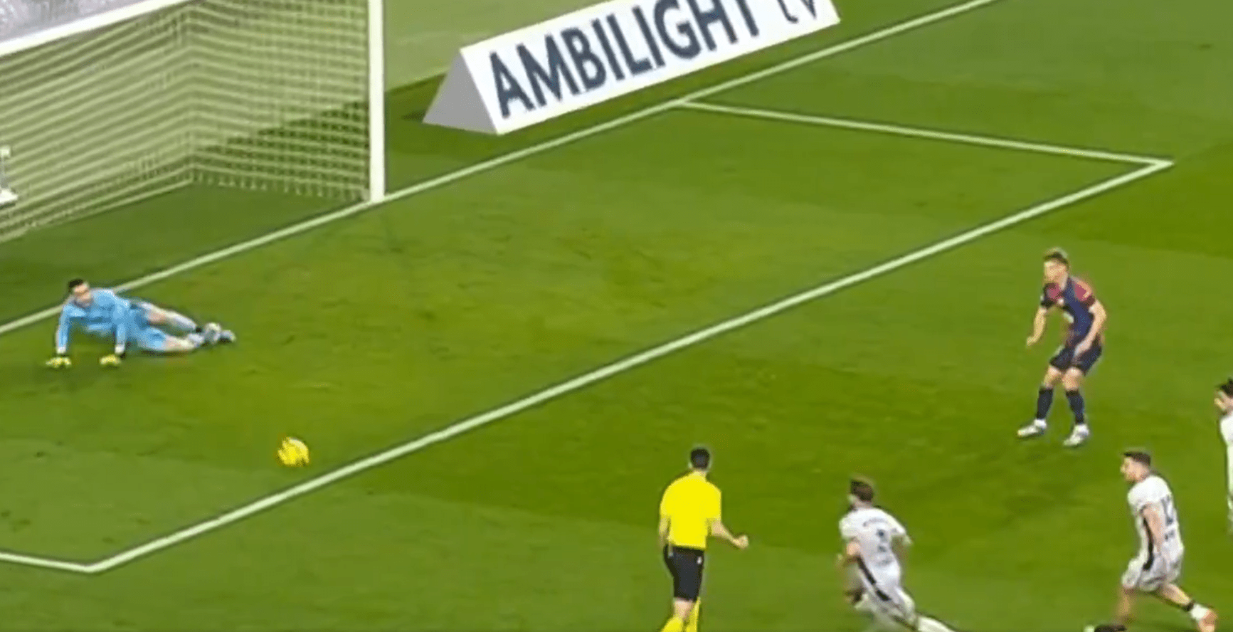 Απίστευτο σκηνικό στη Βαρκελώνη: Ο διαιτητής πανηγύρισε το χαμένο πέναλτι του Όλμο! (vid)