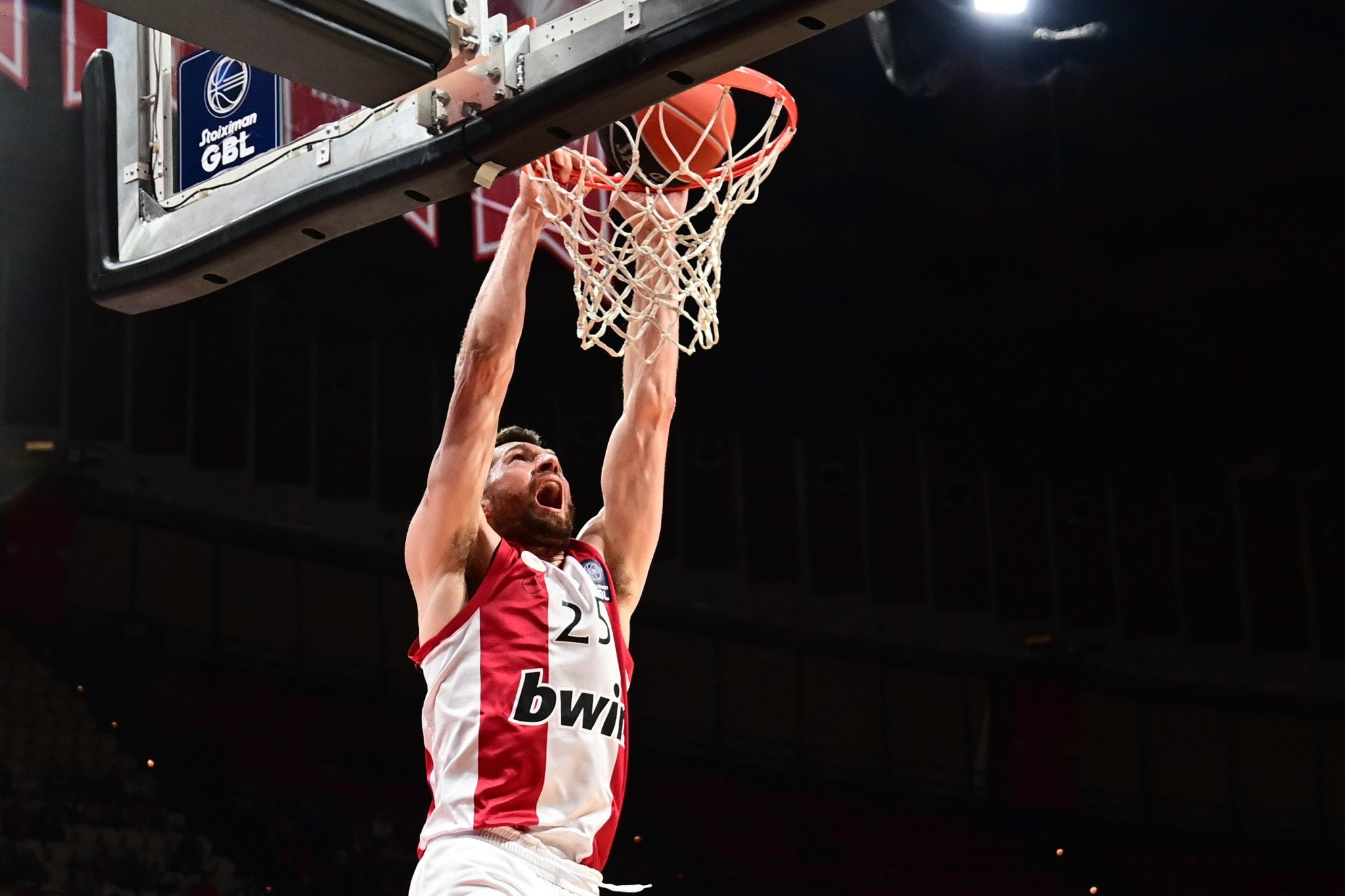 «Καθάρισε» τον Πανιώνιο με σούπερ Πίτερς ο Ολυμπιακός