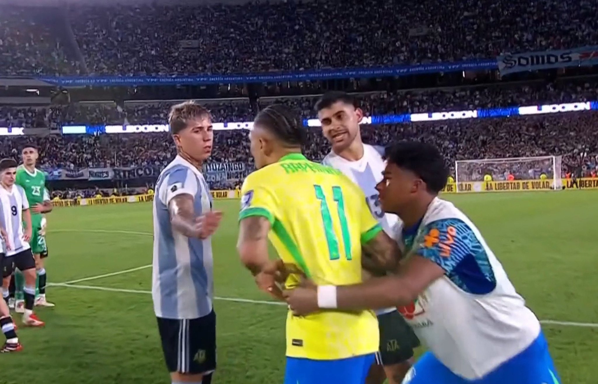 Ο Ραφίνια δέχθηκε «πέσιμο» από τους παίκτες της Αργεντινής για τις δηλώσεις που έκανε (vid)