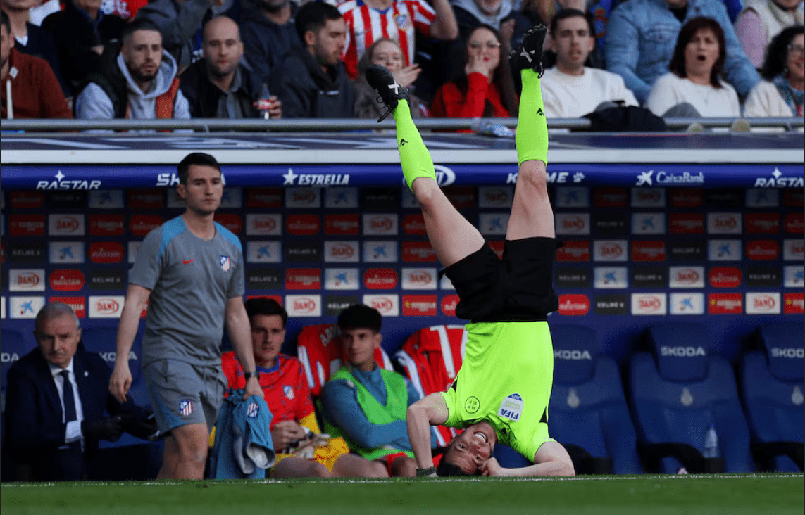 Απίθανη πιρουετά διαιτητή! Έγινε viral στην Ισπανία (vid)