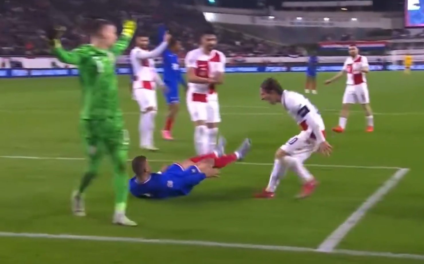 Έντονος διάλογος Μόντριτς - Εμπαπέ, μετά από «βουτιά» του Γάλλου