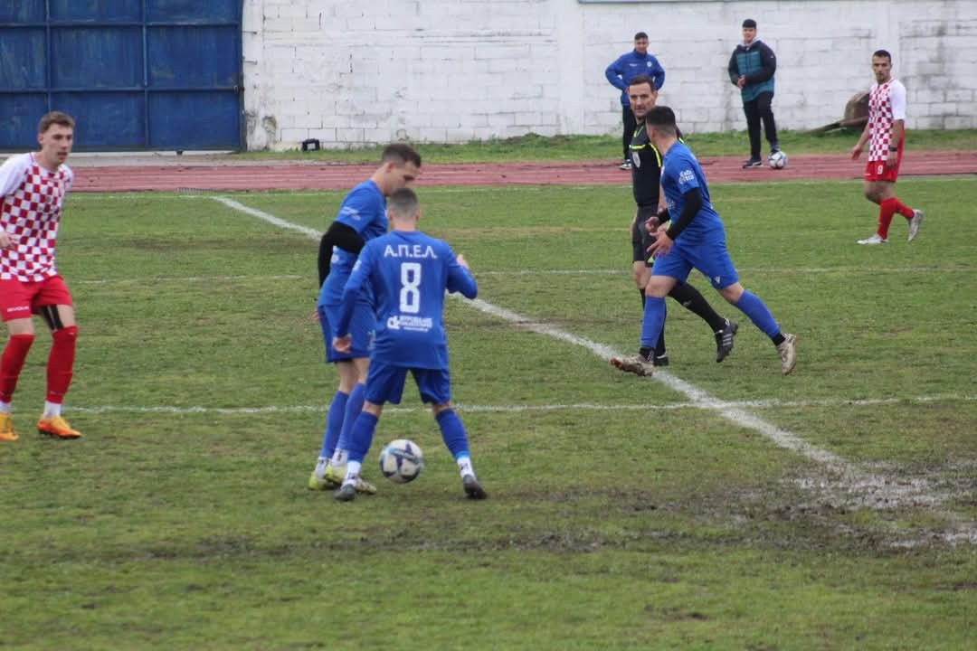 Τρομερό σκηνικό ! Οπαδός βρίζει διαιτητή, αυτός απαντάει και αποθεώνεται (vid)