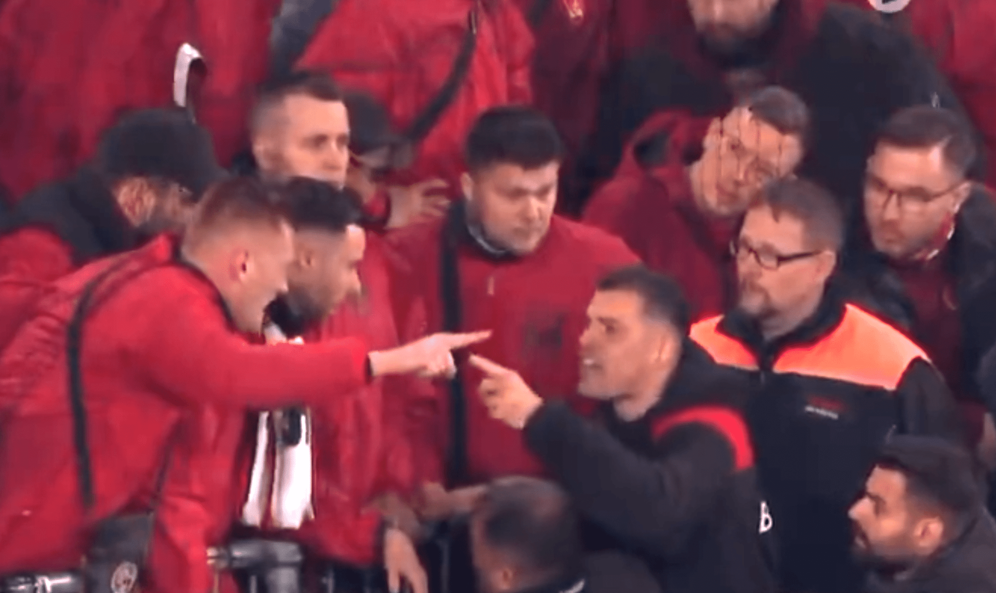 Ο Τσάκα «μανούριασε» με οπαδούς της Λεβερκούζεν μετά τον αποκλεισμό (vid)