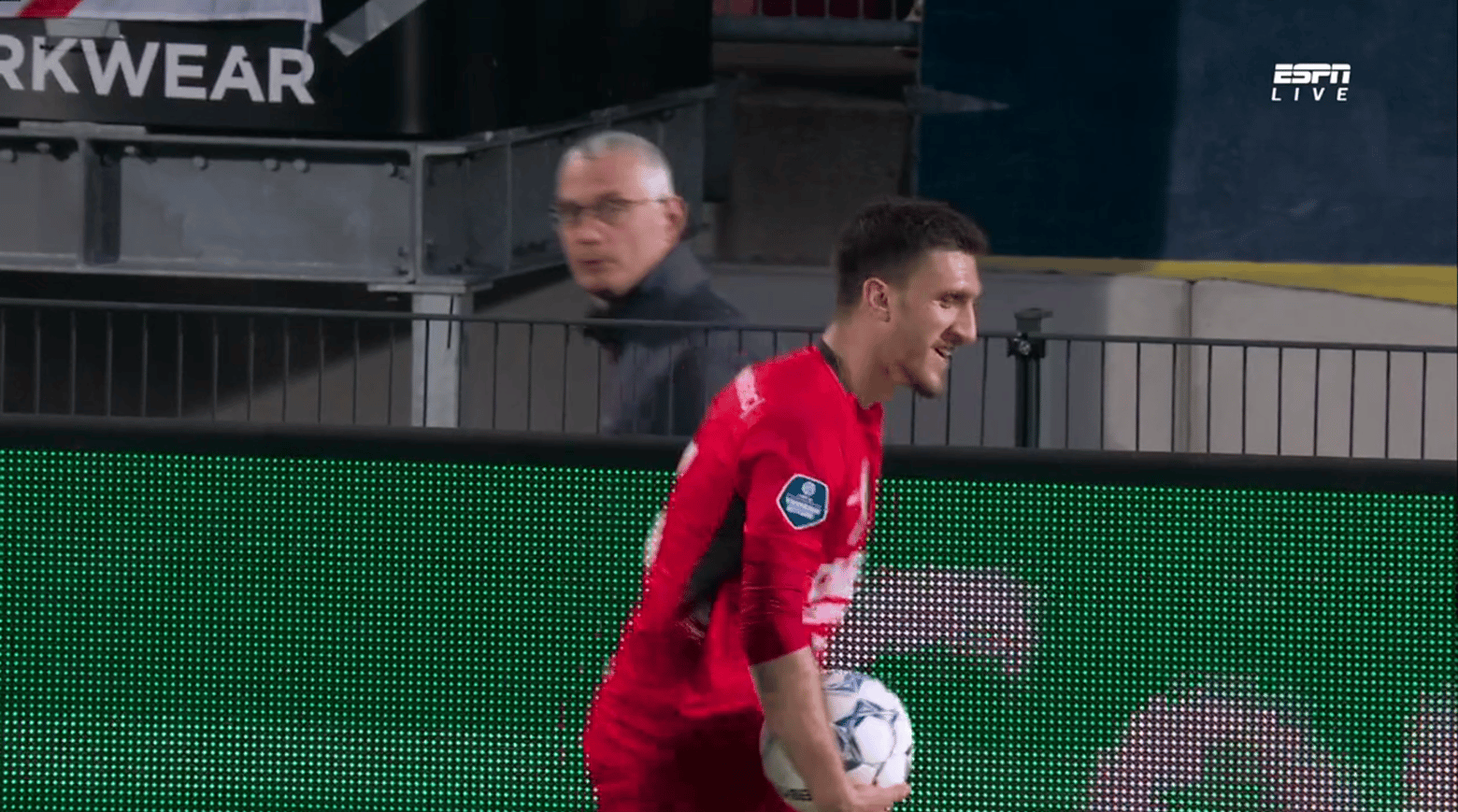 O Ζαγαρίτης πήγε να εκτελέσει πλάγιο και οπαδός της Βίλεμ τον έφτυσε (vid)