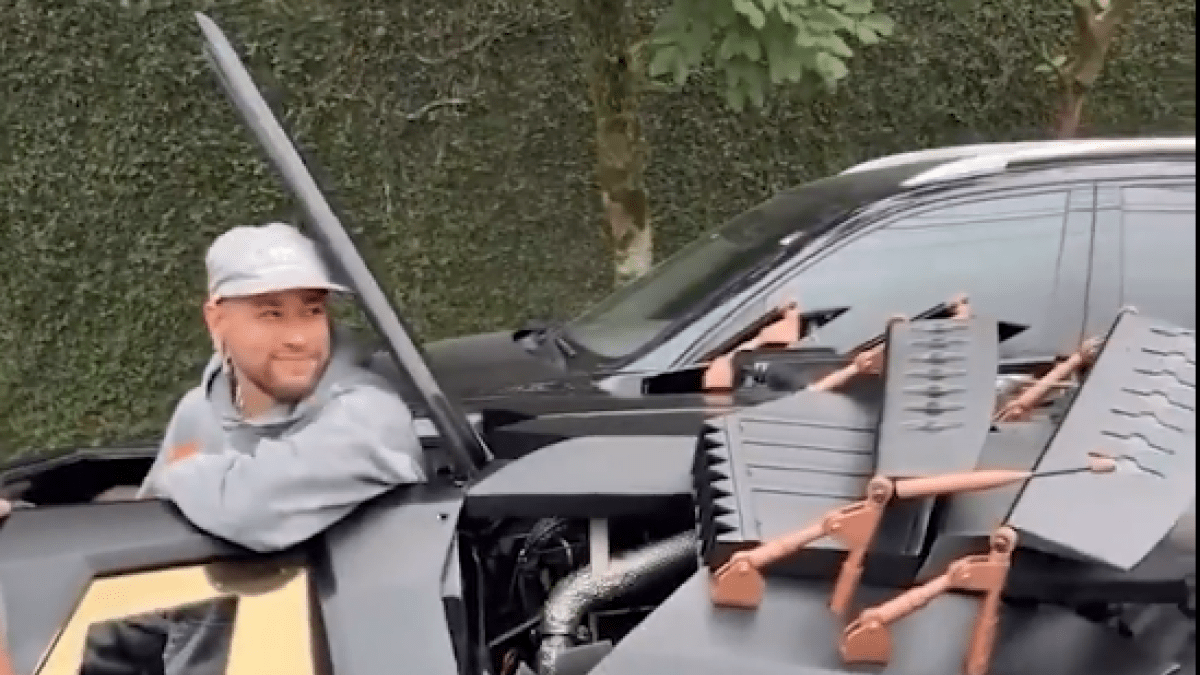 Ο Νεϊμάρ ξόδεψε ένα εκατομμύριο ευρώ για να αγοράσει Μπάτμομπιλ που πετάει φωτιές (video)