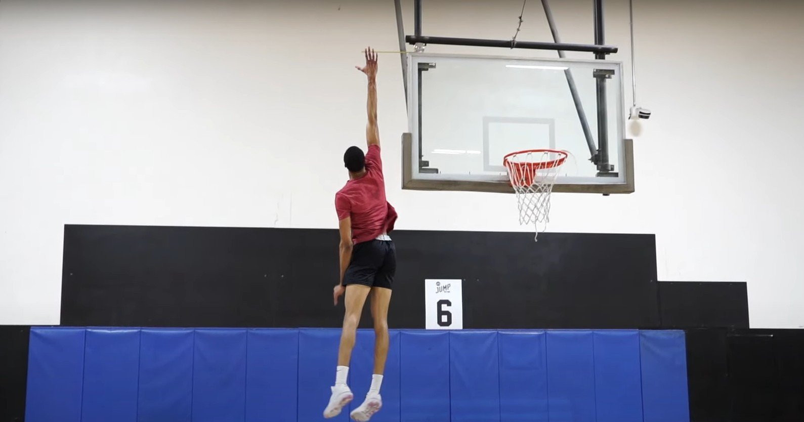 Ο... άγνωστος ψηλός που έχει εντυπωσιάσει τους Νάγκετς - Με ένα άλμα φθάνει στα 4 μέτρα (video)