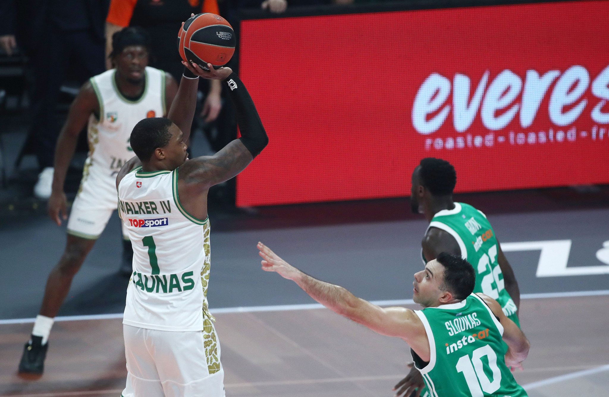 «Φουντώνουν» οι φήμες για επιστροφή του Γουόκερ στην Ευρώπη - Ποια η αλήθεια για την Χάποελ