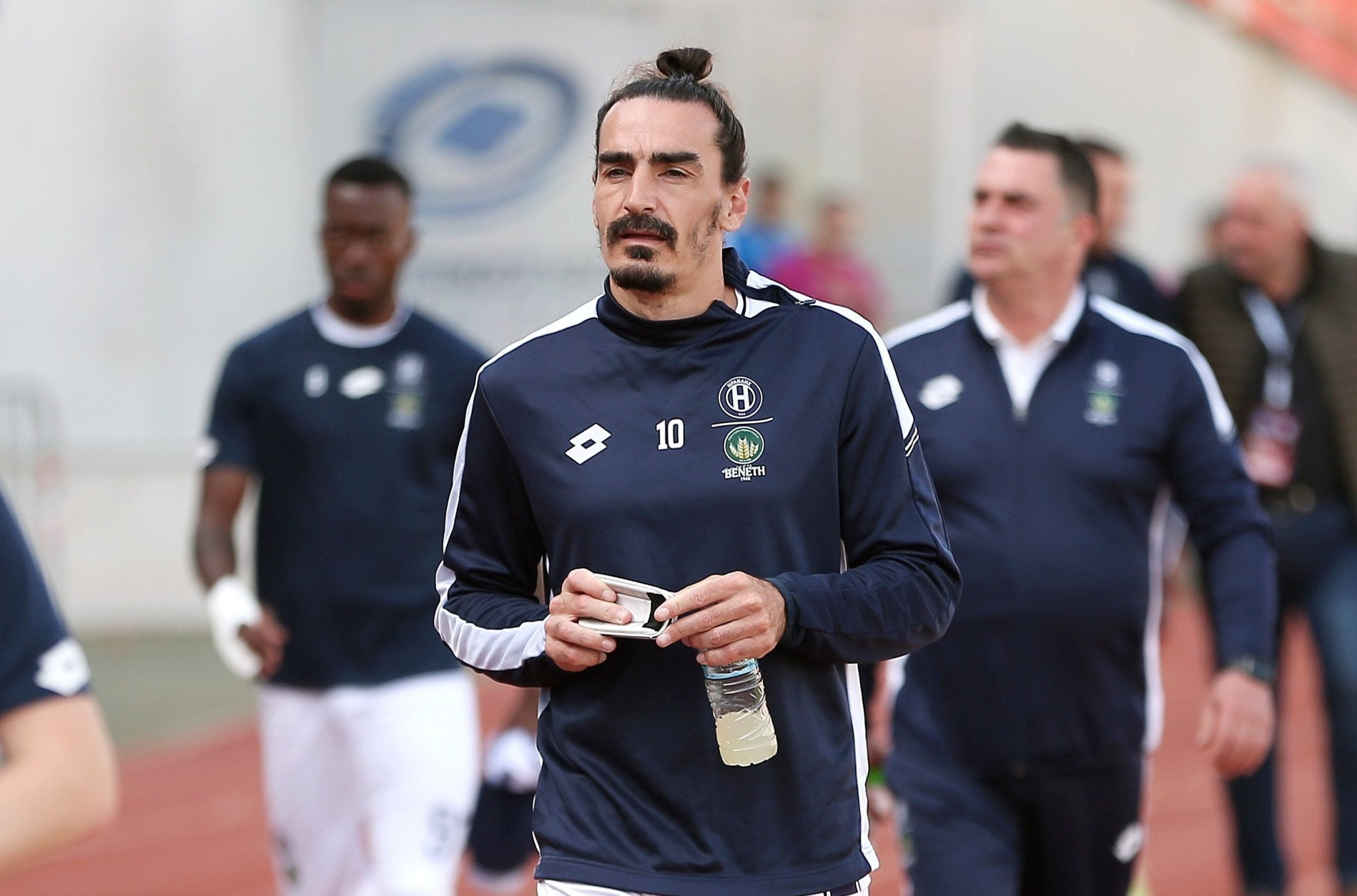 Ο Λάζαρος Χριστοδουλόπουλος... ποζάρει μπροστά από τα κασκόλ των ελληνικών ομάδων που έχει αγωνιστεί