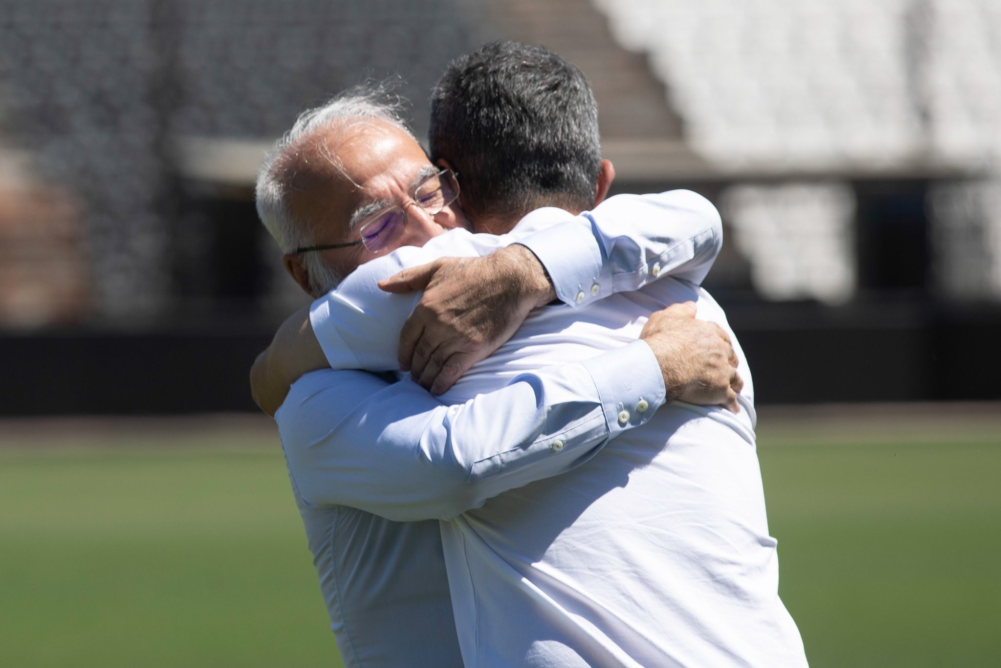 ΠΑΟΚ: Η πρώτη φωτογραφία του Ιβάν Σαββίδη στην Τούμπα αγκαλιά με τον Ραζβάν Λουτσέσκου!