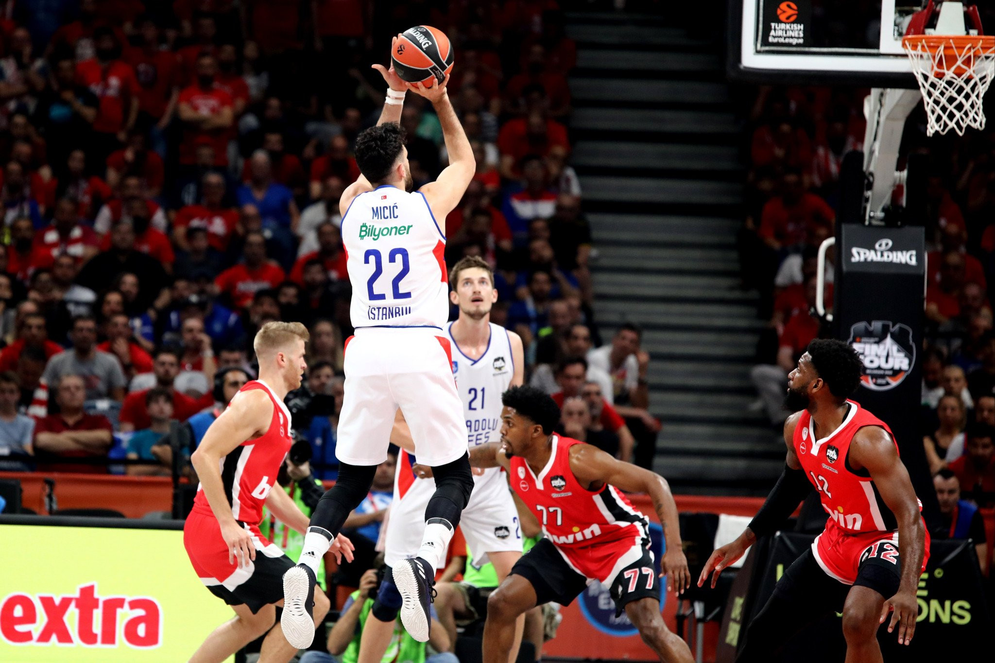 Η EuroLeague καλωσόρισε πίσω των Μίτσιτς με το τρίποντο κόντρα στον Ολυμπιακό (video)